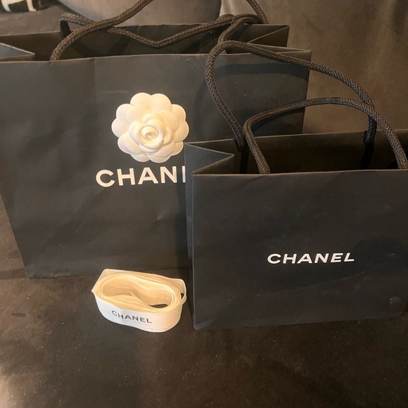 2 Chanel shopping bags one with ribbon and camellia both in good condition - Picture 3 of 3